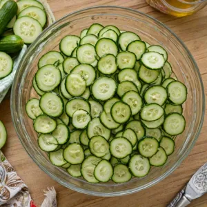 Sałatka z ogórków słodko-kwaśna – przepis na domowy dodatek